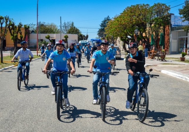 Alumnos-de-la-localidad-de-San-Martin-pedaleando-con-sus-TuBi