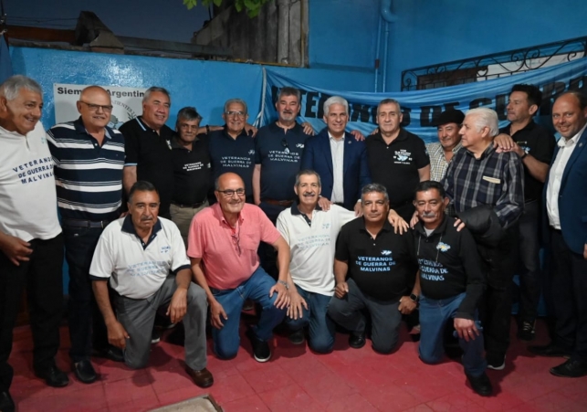 El Gobernador compartió una merienda con excombatientes del Centro ‘2 de Abril’