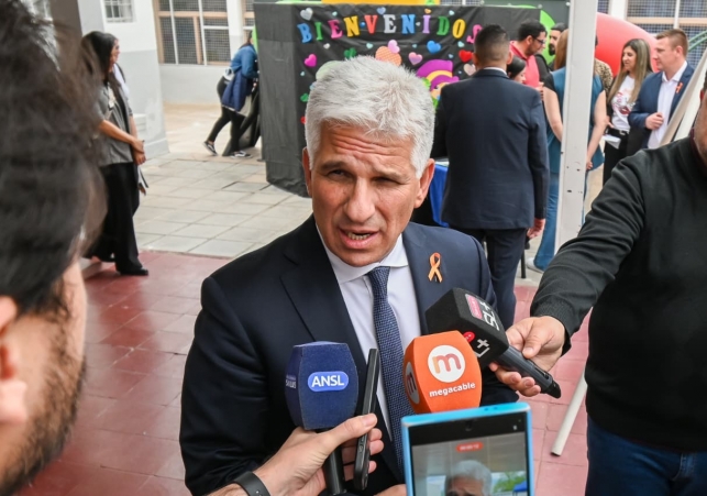 El Gobernador con la prensa luego de inaugurar una sala de 3 en la Escuela ‘Bernardino Rivadavia’