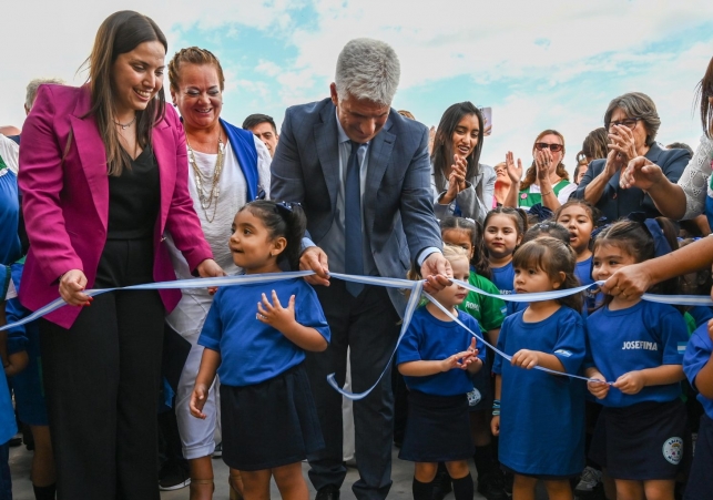 El Gobernador desató las cintas del nuevo edificio del jardín junto a sus pequeños alumnos
