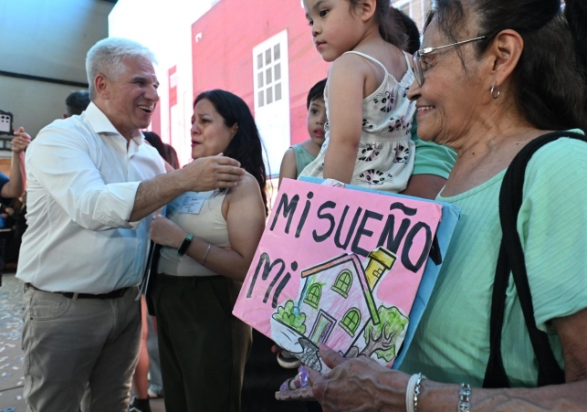El Gobernador entregó las llaves de las viviendas a 216 familias