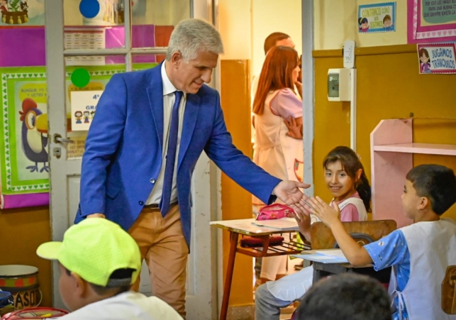 El-gobernador-Claudio-Poggi-durante-su-visita-a-la-escuela-N°450