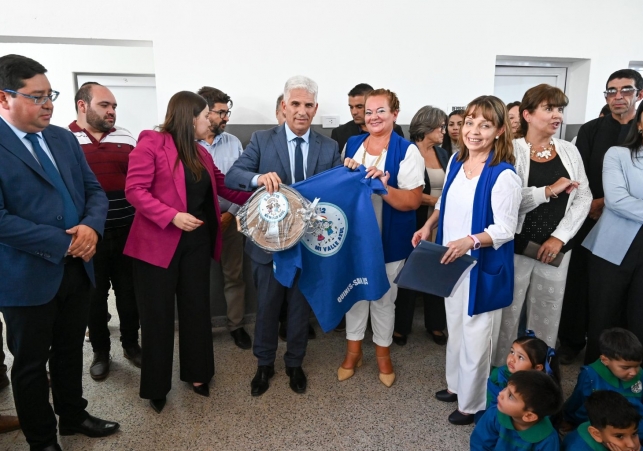 El gobernador Poggi durante la inauguración del nuevo edificio de la ENI N°12 de Quines