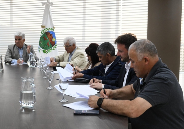 El intendente Baigorria firma el acuerdo para comenzar la construcción de seis viviendas en Anchorena