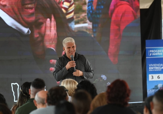 La sastisfacción se pinta en la cara del gobernador Poggi durante la entrega de las 70 viviendas de Juana Koslay