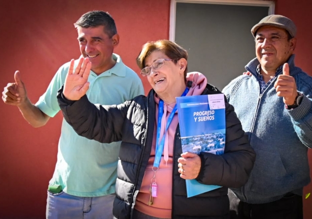 Nélida junto a sus familiares a minutos de haber entrado a su casa propia