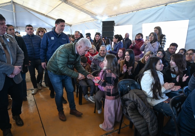 POGGI LLEVÓ LAS LLAVES DE SU NUEVO HOGAR A 43 FAMILIAS
