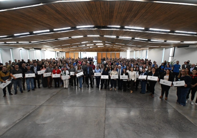 Poggi entregó 307 notebooks e indumentaria a trabajadores de salud