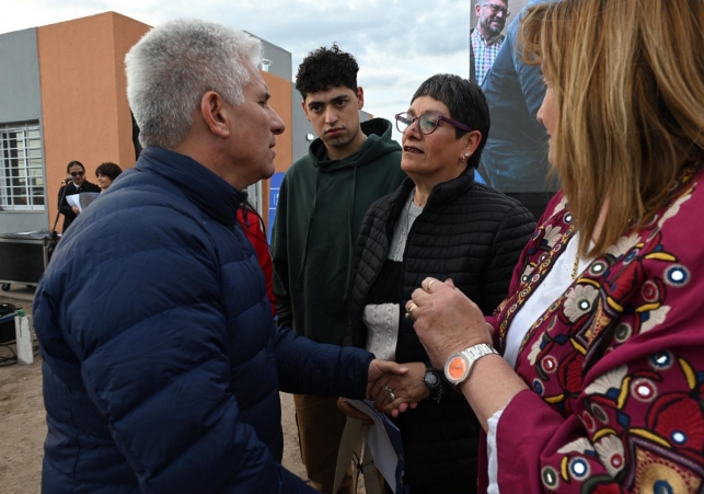 Poggi entregó la documentación dominial en La Toma
