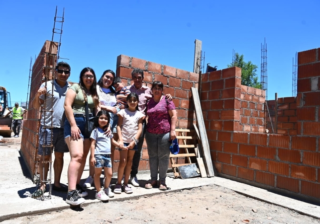 Poggi recorrió el avance de obra de 13 viviendas en El Trapiche