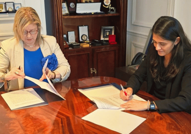 Tobilleras-Alejandra-Monteoliva-y-Nancy-Sosa-suscriben-el-acuerdo-en-Buenos-Aires