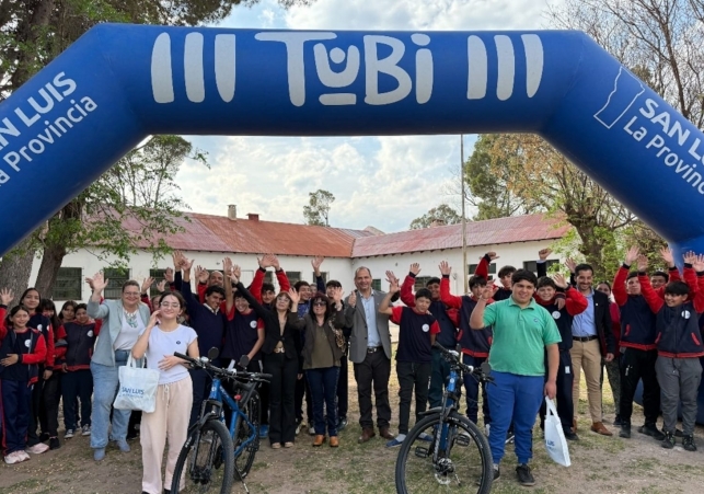 Toda-la-escuela-acompanando-a-la-entrega-de-TuBi-en-Balde-1536x1024