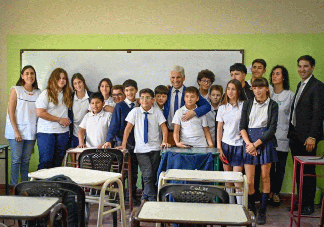 gobernador-alumnos-930x620