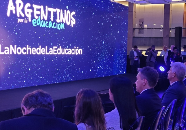 poggi participo de la noche de la educacion