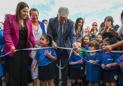 El Gobernador desató las cintas del nuevo edificio del jardín junto a sus pequeños alumnos