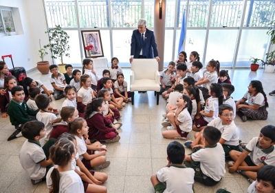 El Gobernador visitó a la comunidad educativa del Colegio de la Santa Cruz
