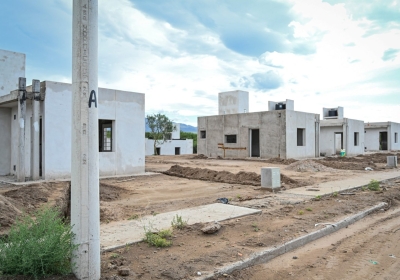 La obra de viviendas en Juana Koslay supera el 60 porciento de avance