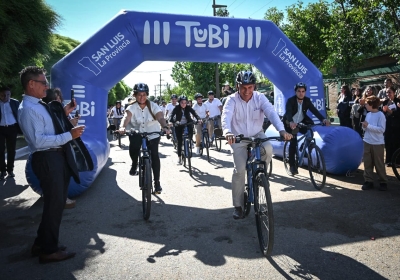 Los estudiantes de Fraga fueron los primeros en recibir sus bicicletas
