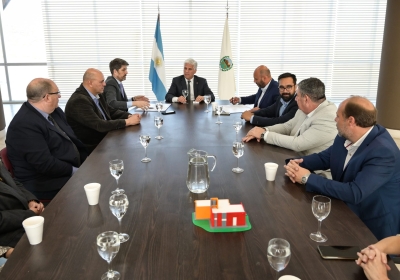 Poggi firmó los contratos para construir viviendas en Merlo y La Punta