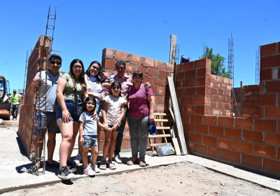 Poggi recorrió el avance de obra de 13 viviendas en El Trapiche