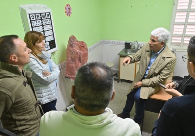 Poggi revolucionó el Hospital del Oeste con una visita que incluyó la vacuna antigripal