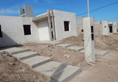 Realizan veredas y escalinatas de ingreso en las viviendas más adelantadas de la ciudad Capital